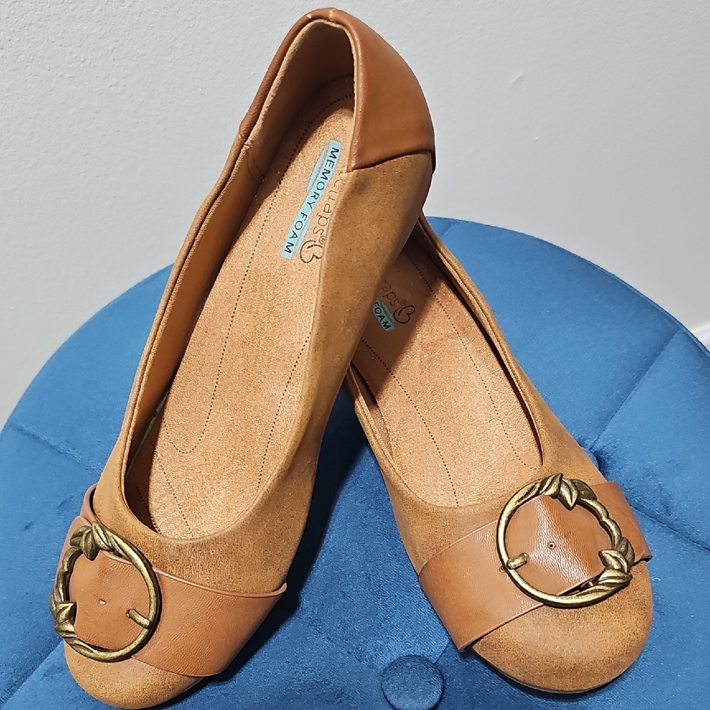 New BareTraps Tan Flats with Gold Accent